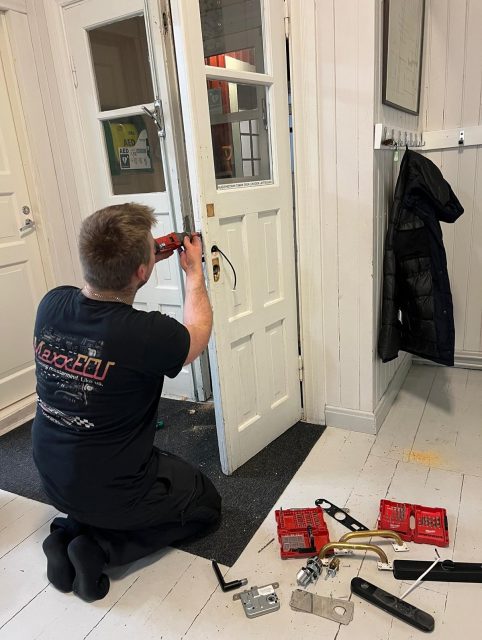 🔧 Hankekuulumisia Kellahden kylätalolta!

Älykkäämpi Kellahden Kylätalo -hankkeessa tapahtuu:
Älylukot on nyt asennettu! 🔐✨

Nettiyhteyden kanssa on vielä pientä hienosäätöä, mutta homma etenee hyvää vauhtia — pian sekin toimii suunnitellusti.

Uudet ratkaisut tekevät kylätalon käytöstä helpompaa ja turvallisempaa niin käyttäjille, vuokraajille kuin tapahtumien järjestäjillekin.

Kiitos kaikille talkoolaisille ja yhteistyökumppaneille, jotka mahdollistavat kylätalon kehittämisen!

— Kellahden kyläyhdistys ry

Älykkäämpi Kellahden kylätalo- investointihanke. (-24.04.2026)
Hanke on saanut Euroopan maaseuturahoitusta 🇪🇺 @leader.karhuseutu kautta.

@porikaupunki @visitpori @leader.karhuseutu @satakylat @kylatalotkayttoon 

#älykkäämpikellahdenkylätalo #kellahdenkylätalo