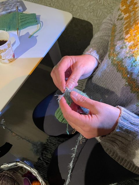 🎄 Kässäkahvila & Kyläkaffila käynnissä kylätalolla! ☕🧶
Kylätalo on jo virittäytymässä joulun tunnelmaan ja valmistautuu tuleviin joulumyyjäisiin.

Tule nauttimaan rennosta yhdessäolosta, lämpimästä juomasta ja käsillä tekemisen ilosta – tai piipahtamaan ihan vain jutulle. ✨

🎁 Joulumyyjäisten valmistelut ovat täydessä vauhdissa, ja tunnelma alkaa jo olla ihanan jouluinen. Tervetuloa mukaan fiilistelemään!