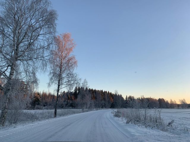 🎁 Tervetuloa huomenna talvisiin maisemiin, Kellahden joulumyyjäisiin!🎁 

🗓 Su 23.11. klo 12–15
📍 Kellahden rantatie 23
Kellahden kylätalo

Myynnissä mm. :
🎁erilaisia leivonnaisia
🎁villasukkia
🎁havukransseja
🎁koruja
🎁kauneudenhoitotuotteita
🎁paikalla Meiän grilli @meian.grilli (heillä on muuten kova tavoite: kiertää kaikki Suomen kylät! Huomenna he tulevat Kellahdelle!)
🎁lapsille ponikärryajelua @_alinanarkiapu 
🎁kylätee myynti
🎁tonttupolku, jonka kiertäjille jouluinen palkkio! (Rajoitettu erä palkkioita) 

🎁Kyläyhdistyksen kahvila palvelee koko tapahtuman ajan (itse leivottuja (GL JA LA) piirakoita ja (LA) joulutorttuja

🚗ilmainen ja runsas pysäköinti

Tapahtuma on mukana Avoimet Joulukylät 2025 -tapahtumassa ❤️

@satakylat @kylatalotkayttoon 

#avoimetjoulukylät #kellahdenkyläyhdistys #kellahdenkylätalo