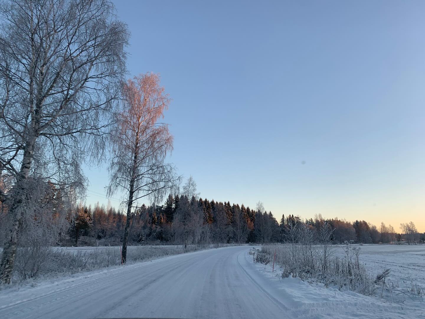 🎁 Tervetuloa huomenna talvisiin maisemiin, Kellahden joulumyyjäisiin!🎁 

🗓 Su 23.11. klo 12–15
📍 Kellahden rantatie 23
Kellahden kylätalo

Myynnissä mm. :
🎁erilaisia leivonnaisia
🎁villasukkia
🎁havukransseja
🎁koruja
🎁kauneudenhoitotuotteita
🎁paikalla Meiän grilli @meian.grilli (heillä on muuten kova tavoite: kiertää kaikki Suomen kylät! Huomenna he tulevat Kellahdelle!)
🎁lapsille ponikärryajelua @_alinanarkiapu 
🎁kylätee myynti
🎁tonttupolku, jonka kiertäjille jouluinen palkkio! (Rajoitettu erä palkkioita) 

🎁Kyläyhdistyksen kahvila palvelee koko tapahtuman ajan (itse leivottuja (GL JA LA) piirakoita ja (LA) joulutorttuja

🚗ilmainen ja runsas pysäköinti

Tapahtuma on mukana Avoimet Joulukylät 2025 -tapahtumassa ❤️

@satakylat @kylatalotkayttoon 

#avoimetjoulukylät #kellahdenkyläyhdistys #kellahdenkylätalo