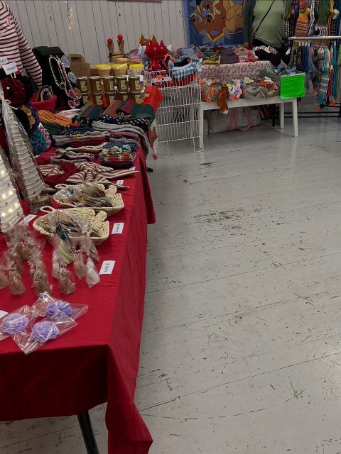 Kuvia eilisistä onnistuneista myyjäisistä!🎁❤️✨

Suuri kiitos kaikille kävijöille, myyjille, talkoolaisille, @meian.grilli ja @_alinanarkiapu te kaikki mahdollistitte ihanat myyjäiset ja joulun tunnelman!🫶🏻✨

#myyjäiset #kellahti #kellahtikjällfjärd #kellahtilove #kiitollinen❤️