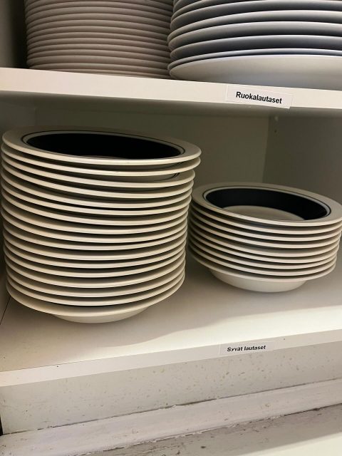 📣 Vielä yksi etsintäkuulutus loppuvuoteen!

Kylätalo kaipaa täydennystä astiakaappiin 😊
Etsinnässä:

🍽️ Syviä lautasia 35–40 kpl
🥂 Kuoharilaseja 25–30 kpl

Jos sinulta löytyy ylimääräisiä tai tiedät mistä näitä saisi lahjoituksena tai edullisesti, vinkkaa ihmeessä!
Kiitos jo etukäteen avusta 💚