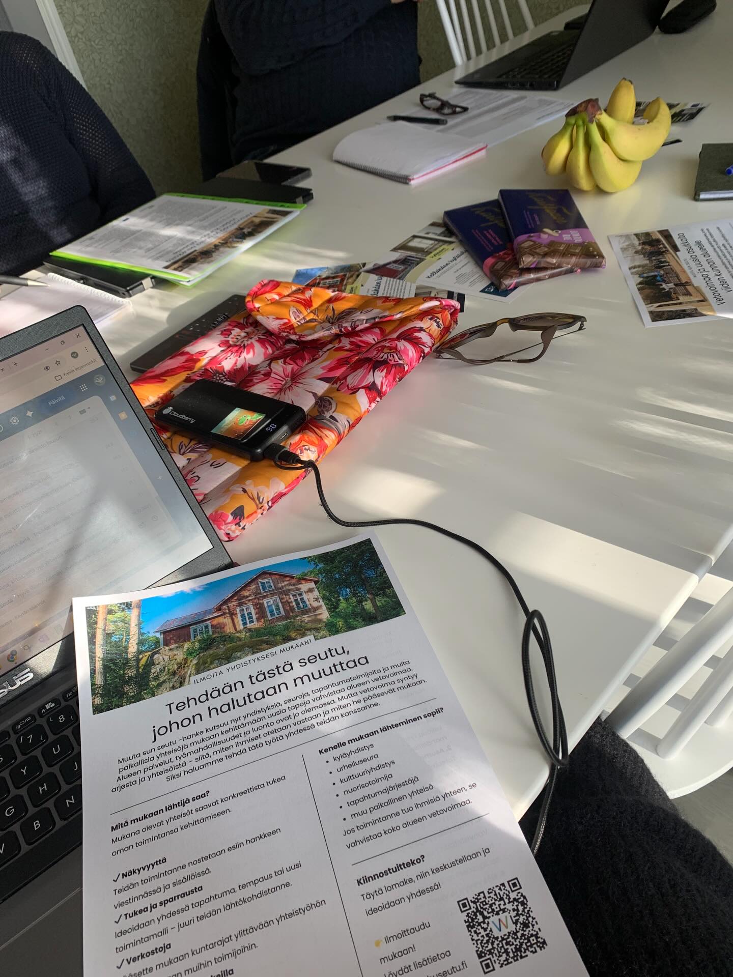 ☀️ Tapasimme tänään Kellahden kylätalolla @leader.karhuseutu edustajia ja keskustelimme Muuta sun seutu -hankkeesta. Kellahti on mukana hankkeessa pilottikylänä – ja tavoitteena on muun muassa vahvistaa kylän vetovoimaa ja yhteisöllisyyttä.
Kellahdella on vahvaa kyläylpeyttä – pitkäjänteisyyttä, sitkeyttä ja halua uudistua. Juuri näistä syntyy paikka, johon on hyvä tulla ja hyvä jäädä.
Kehitämme yhdessä ideoita, miten
• toivottaa uudet asukkaat tervetulleiksi
• kertoa Kellahden tarinaa eteenpäin
• vahvistaa kylän yhteisöllisyyttä
• tyhjiä taloja saadaan asutetuksi
Kellahti on monelle juuri sitä, mitä hyvältä arjelta toivotaan –
hymynkuoppa Porin poskessa. 🌾 Sopivan lähellä mutta kaukana!
Lisää luvassa!
#kellahde #kyläylpeys #muutasunseutu #karhuseutu