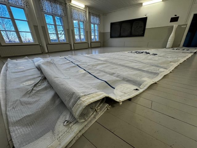 Tarvitsetko rauhallista tilaa työskentelyyn tai tekemiseen?

Oletko lähiyrittäjä, etätyöläinen tai kyläläinen, jolla on projekti mielessä?

Kylätalolla on arkipäivisin runsaasti vapaita aikoja – tule tekemään, keskittymään ja saamaan aikaan.

✨ Vuokraa oma paikkasi helposti
✨ Tilaa isommillekin projekteille
✨ Vaihda maisemaa ja löydä työrauha

Ota yhteyttä ja varaa sinulle sopiva aika 💛 kellahdenkylatalo at gmail.com. Nettisivuiltamme löydät varauskalenterin. 

Kuvassa kyläläiset valmistautuvat purjehduskauteen.
Purjeet ovat levitettynä kylätalon lattialle, rauhassa tarkastettavaksi – juuri tällaisia hetkiä varten tila on myös olemassa. ⛵

#kellahdenkyläyhdistys #kellahdenkylätalo