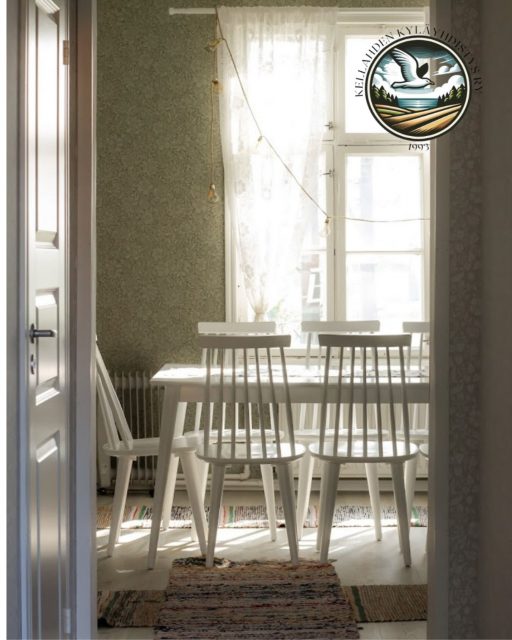 Lisää mahtavia uutisia! 🎉

Kellahden kyläyhdistyksen Kässäkahvila on saanut toiminta-avustusta Porin kaupungilta vuodelle 2026! 💛

Avustuksen ansiosta voimme jatkaa ja kehittää kaikille avointa Kässäkahvilaa – ja lisätä kokoontumiskertoja syksystä alkaen. 🧶

Kässäkahvila on lämminhenkinen, matalan kynnyksen kohtaamispaikka Kellahden kylätalon Kampraatin tiloissa, jossa:

🪡 tehdään käsitöitä yhdessä
💡 jaetaan osaamista ja opitaan uutta
☕ nautitaan kahvista, kyläteestä ja rennosta tunnelmasta
🤝 kohdataan eri sukupolvia

Toiminta on suunnattu kaikille kyläläisille – erityisesti lapsiperheille, senioreille ja kaikille käsitöistä kiinnostuneille. Osallistuminen on maksutonta eikä vaadi yhdistyksen jäsenyyttä.

💭 Tavoitteena on vahvistaa yhteisöllisyyttä, lisätä ylisukupolvisia kohtaamisia sekä tukea hyvinvointia ja ehkäistä yksinäisyyttä.

📊 Toiminnan onnistumista seuraamme osallistujamäärien ja palautteen avulla – ja toivomme mukaan myös uusia kasvoja!

✨ Pssst… suunnitteilla on myös pieni neuleretriitti – pysy kuulolla lisätiedoista!

📅 Vielä keväällä 8.4 ja sitten.. syksyllä jatketaan – tervetuloa mukaan! 💛

#Kässäkahvila #KellahdenKyläyhdistys #Pori #Yhteisöllisyys #Käsityöt