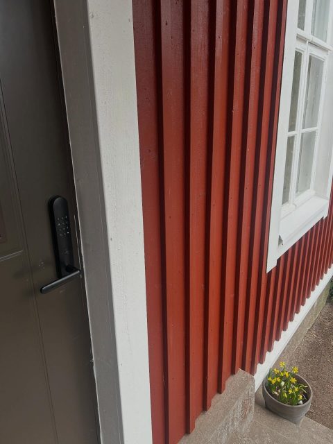 Meillä on iloisia uutisia – Kellahden kylätalon älykäs kehittämishanke on nyt valmis! 🙌

Hankkeen aikana kylätalolle tehtiin isoja parannuksia: saatiin älylukot helpottamaan kulkua, rakennettiin toimiva langaton verkko, päivitettiin kokous- ja esitystekniikkaa sekä lisättiin turvallisuutta ensiapuasemalla ja koulutuksella.

Kaiken tämän ansiosta kylätalo on nyt entistä toimivampi, turvallisempi ja monipuolisempi paikka. Tilojen käyttö on helpottunut, tapahtumia on helpompi järjestää ja myös etä- ja hybridikokoukset onnistuvat sujuvasti. Käyttöaste onkin jo lähtenyt hienosti kasvuun!

Parasta hankkeessa on ollut se, että se on tuonut ihmisiä yhteen ❤️ Kylätalo elää nyt entistä enemmän, ja sadat kävijät ovat jo päässeet nauttimaan uudistuksista.

Hanke on saanut rahoitusta Euroopan maaseuturahastosta @leader.karhuseutu kautta.

Talkoiden ohessa saimme päätökseen edellisen hankkeen – ja uusi on jo hakuprosessissa!

Iso kiitos kaikille mukana olleille sekä yhteistyökumppaneille 🤝

Tästä on hyvä jatkaa kylätalon kehittämistä ja yhteistä tekemistä!

#kellahti
#kellahtikjällfjärd
#kellahtilove
#kellahdenkyläyhdistys