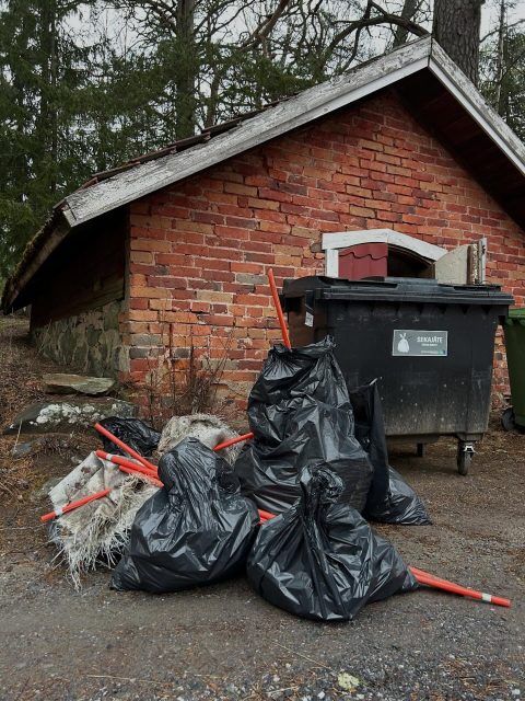 Kiitos kaikille 15 henkilölle, jotka osallistuivat Kellahden kylän siivoustalkoisiin! 💚

Valitettavasti tienvieriltä löytyi roskaa runsaasti, mutta hyvä työ saatiin käyntiin. Huomenna siivous jatkuu Kylätien osalta, mutta vielä siivoamatta jäivät Kaapolaan päin vievä tie sekä Rantatien loppupää Ahlaisten suuntaan.

Ota haaste vastaan ja lähde mukaan roskakävelylle – pienikin teko auttaa pitämään kylän siistinä! 🙌

Kiitos kaikille, jotka välittävät ja pitävät huolta meidän ympäristöstä.

Ps. Rantatiellä havaittavissa kaljottelua, urheilukentän kohdalla erityisesti eineksien jätteitä sekä Söörmarkun suuntaan menevällä tiellä paljon kertakäyttökahvikuppeja, energiajuomatölkkejä ja tumppeja runsain mitoin.. Jatketaanko seurantaa? 🥺