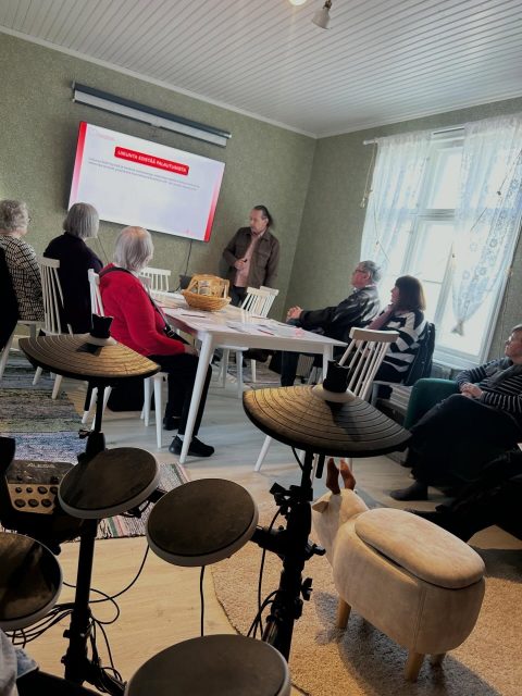 🌿☕️ Kiitos kevään Kyläkaffiloista! ☕️🌿

Lämmin kiitos kaikille kevään Kyläkaffiloissa vierailleille, osallistujille, vapaaehtoisille ja mukana olleille. On ollut ilo nähdä kylätalolla tuttuja kasvoja, uusia kävijöitä ja yhdessäolon iloa. ❤️

Kiitos jokaisesta kahvihetkestä, kohtaamisesta, keskustelusta ja yhteisestä hetkestä. Juuri te teette Kyläkaffilasta lämminhenkisen ja tärkeän kohtaamispaikan meille kaikille.

Erityiskiitos kevään yhteistyökumppanille Satakunnan Sydänpiiri ry yhteistyöstä ja mukavasta ohjelmasta. ❤️

☕️ Syksyllä jatketaan avoimien Kyläkaffiloiden kera!
Kyläkaffiloissa kohtaavat entiset ja nykyiset kyläläiset, ja mukana ovat myös lasten leikkitreffit perheen pienimmille. ❤️
Mahdollisista erillisistä ohjelmista ilmoitamme aina erikseen.

📅 Save the date:

Ke 23.9. klo 17–19
Ke 21.10. klo 17–19
Ke 18.11. klo 17–19

Nyt Kyläkaffila jää kesätauolle – nähdään taas syksyllä!

Aurinkoista ja rentouttavaa kesää kaikille! ☀️🌸

#kellahti #kellahtikjällfjärd #kellahdenkylätalo #kellahdenkyläyhdistys