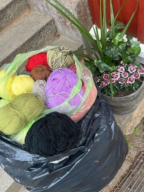 🧶💛 KIITOS LANKALAHJOITUKSESTA! 💛🧶

Saimme jälleen ihanan yllätyksen hyväntekeväisyysneuleretriittiämme varten, kun yksityinen lahjoittaja toi meille lisää lankoja. ❤️

Lämmin kiitos lahjoituksesta! Jokainen kerä auttaa meitä neulomaan enemmän sukkia hyväntekeväisyyteen ja mahdollistaa entistä useamman osallistumisen yhteiseen tempaukseemme. 🧦

On ollut ilo huomata, kuinka moni haluaa olla mukana tekemässä hyvää. Yhdessä saamme aikaan paljon, yksi silmukka, yksi kerä ja yksi hyvä teko kerrallaan. 💕

Neuleretriitissä syntyvät sukat päätyvät lämmittämään sekä vauvoja että aikuisia, ja jokainen lahjoitus vie meitä lähemmäs tavoitettamme.

🌸 P.S. Huomasithan myös kylätalomme upeat uudet kesäkukat? Ne toivottavat kävijät tervetulleiksi ja tuovat iloa koko kesän ajan. Kiitos kaikille, jotka pitävät kylätalostamme huolta ja viihtyisänä! 🌺☀️

#kellahdenkyläyhdistys #hyväntekeväisyys #neuleretriitti #yhdessähyvää #käsityöt