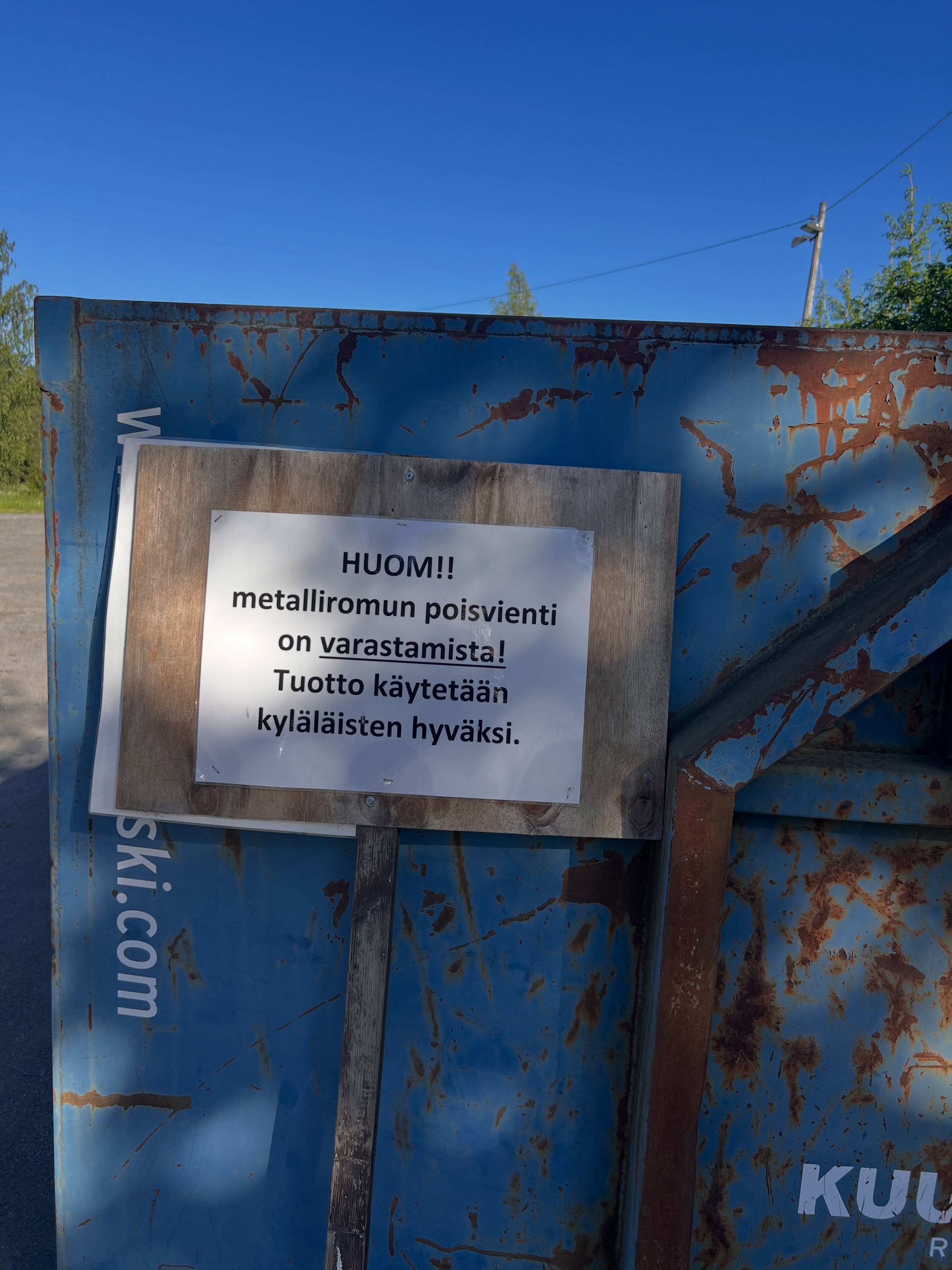 ⚠️ Muistutus metallinkeräyslavan käyttäjille ⚠️
Metallinkeräyslava on tarkoitettu kyläläisten tuoman metalliromun keräämiseen. Keräyksestä saatavat tulot käytetään Kellahden kylän ja kyläyhdistyksen toiminnan hyväksi.
Lavalle tuotu romu on lahjoitettu keräykseen, eikä sitä saa ottaa tai viedä pois alueelta. Romun luvaton poistaminen vähentää suoraan kylän yhteiseen käyttöön saatavia varoja.
Pyydämme kaikkia kunnioittamaan yhteisiä pelisääntöjä:
✔ Tuo vain sallittua metalliromua.
✔ Jätä tuomasi romu lavalle.
✔ Älä ota tai vie mitään pois keräysalueelta.
Jokainen lavalle tuotu kilo metalliromua auttaa tukemaan kylän toimintaa. Pidetään yhdessä huolta siitä, että keräyksen tuotto saadaan kokonaisuudessaan kylän hyväksi.
Kiitos yhteistyöstä!
#kellahdenkyläyhdistys #metallinkeräys #kylänhyväksi