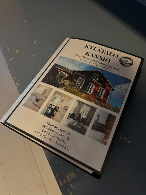 📚✨ Kylätalokansiot ovat valmiina! ✨📚

Kellahden kylätalolle on valmistunut uudet ja kattavat kylätalokansiot vuokraajien, tapahtumajärjestäjien ja kylätalon käyttäjien tueksi.

Kansiosta löytyvät mm.
✅ käyttö- ja siivousohjeet
✅ älylukkojen käyttöohjeet
✅ Wi-Fi-tiedot
✅ tilojen ja välineiden esittely
✅ yhteystiedot
✅ ensiapuohjeet
✅ pelastussuunnitelma
✅ pohjapiirrokset ja turvallisuusohjeet
✅ yleistä tietoa

Tavoitteena on tehdä kylätalon käytöstä mahdollisimman helppoa, turvallista ja sujuvaa kaikille käyttäjille. Samalla varmistamme, että tärkeät tiedot löytyvät helposti yhdestä paikasta.

Lämmin kiitos kaikille kansion tekemiseen osallistuneille! 🩶

Kellahden kylätalo palvelee monenlaisissa tilaisuuksissa! Juhlista kokouksiin, kursseista leireihin ja kylän yhteisiin tapahtumiin sekä etätöihin.

Varaa säkin vanha kansakoulu käyttöösi! Katso lisää nettisivuiltamme! 

#kellahdenkyläyhdistys #kellahdenkylätalo