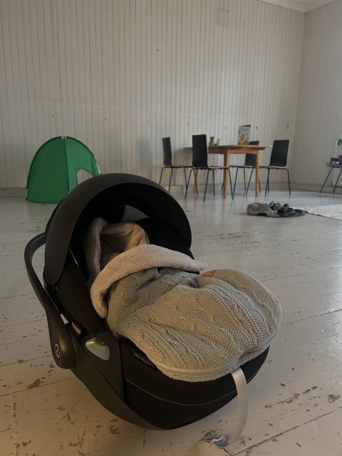☕️ Kiitos ensimmäisestä perhekahvilasta!

Tänään Kellahden kylätalolla käynnistyi uusi ihana juttu: perhekahvilat. 🥰

Kiitos kaikille ensimmäiseen perhekahvilaan osallistuneille! Oli ilo saada kylätalolle lapsia ja aikuisia viettämään aikaa yhdessä. Toivottavasti perhekahvilasta muodostuu mukava arjen kohtaamispaikka, jonne on helppo tulla kahville, juttelemaan, leikkimään ja tapaamaan muita.

Samalla saimme iloisen tehtävän, kun toivotimme Kellahden nuorimman asukkaan lämpimästi tervetulleeksi kylälle pienen muistamisen kera. 👶🥰

Onnea koko perheelle ja tervetuloa osaksi Kellahden kylää! 💛

Seuraava perhekahvila on maanantaina 26.10. klo 10–12 Kellahden kylätalolla.

Nähdään taas kylätalolla!

#kellahdenkyläyhdistys #kellahdenkylätalo