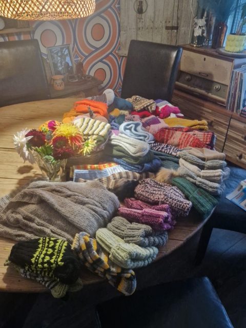 🧶💛 Lämpöä ja välittämistä neule kerrallaan! 

Tänään veimme Kässäkahvilan, Neuleretriitin ja vapaaehtoistemme kutomia neuleita Porin Sininauhaan. ❤️

Toivomme, että neuleet löytävät tiensä Asunnottomien yön kautta niitä tarvitseville ja tuovat mukanaan lämpöä, lohtua ja välittämisen tunnetta kylmien päivien keskelle.

Jokaisen neuleen takana on vapaaehtoisen aikaa, käsityötaitoa ja halua auttaa. Yhdessä pienistä teoista kasvaa jotain suurta. 🧶✨

Lämmin kiitos kaikille neuleita kutoneille ja hyvää tekeviin talkoisiin osallistuneille! Teidän käsissänne syntyy paljon muutakin kuin neuleita- syntyy hyvää mieltä ja välittämistä. 💛

#kellahti #kellahdenkyläyhdistys #kässäkahvila #neuleretriitti

@asunnottomienyopori
@satakunnansininauha 
@satakylät