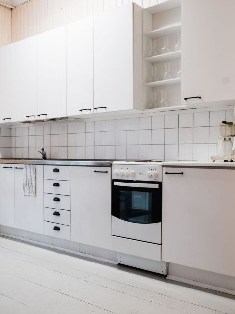 🏠 Kylätalon tilat (”juhlatila- puoli”) 

– Kaksi vanhaa luokkatilaa
– Keittiö, eteisaula ja WC
– Pöydät ja tuolit noin 60 hengelle
– Astiat 50–60 hengelle
– Syöttötuoli ja potta
– Projektori ja kangas 

Keittiöistä löytyy mm. perinteinen liesi uunilla, jääkaappi, mikro, vedenkeitin ja Moccamasterit.

#kellahdenkylätalo