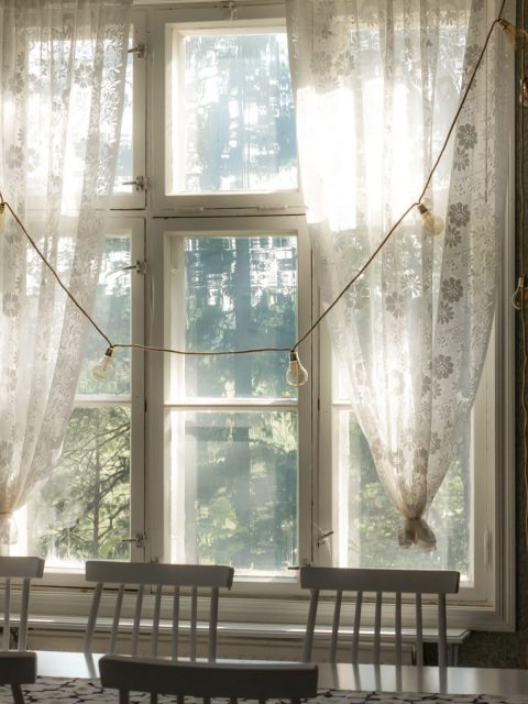 🪑 Kampraati – pienempi tila moneen tarpeeseen

– Pöytä ja tuolit 10 hengelle
– Oma keittiö ja WC
– Astiat noin 20 hengelle
– Levitettävä sohva, AV-laitteet, musiikkilaitteet, näyttö, projektori
– Sopii kokouksiin, etätyöhön ja pieniin ryhmiin

Kampraati toimii hyvin myös kylätalon vuokrauksen tukitilana (astianpesukone!)

#kellahdenkylätalo