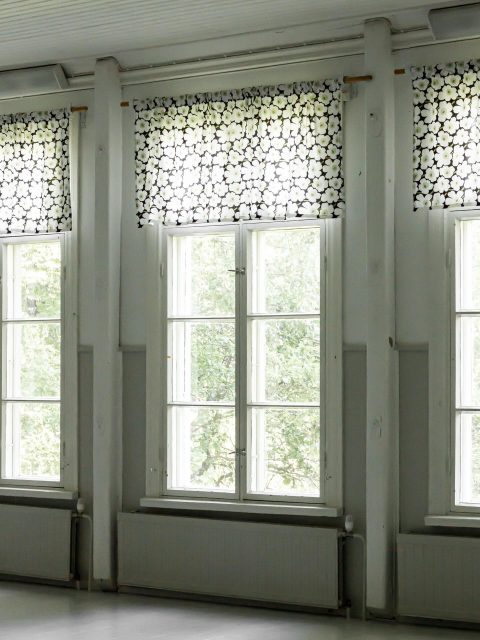 📅 Vuokraus ja hinnat

– 15 € / tunti
– 6 h: 50 €
– Vuorokausi: 100 €
– Viikonloppu (pe–su): 150 €

Varauskalenteri löytyy nettisivuilta – sieltä näet helposti vapaat ajat.
Yli vuorokauden vuokrista peritään 50 € varausmaksu, joka hyvitetään loppulaskussa.

Tutustu ohjeisiin ja ehtoihin ennen varausta.

Astioiden ja tavaroiden vuokraus sopimuksen mukaan. 

#kellahdenkylätalo