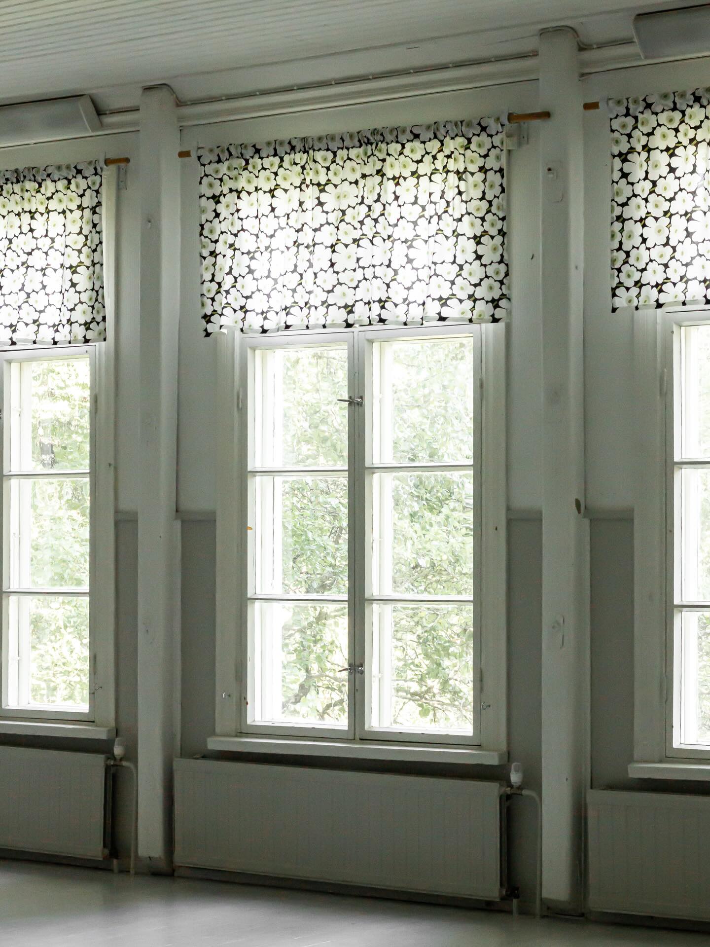 📅 Vuokraus ja hinnat

– 15 € / tunti
– 6 h: 50 €
– Vuorokausi: 100 €
– Viikonloppu (pe–su): 150 €

Varauskalenteri löytyy nettisivuilta – sieltä näet helposti vapaat ajat.
Yli vuorokauden vuokrista peritään 50 € varausmaksu, joka hyvitetään loppulaskussa.

Tutustu ohjeisiin ja ehtoihin ennen varausta.

Astioiden ja tavaroiden vuokraus sopimuksen mukaan. 

#kellahdenkylätalo