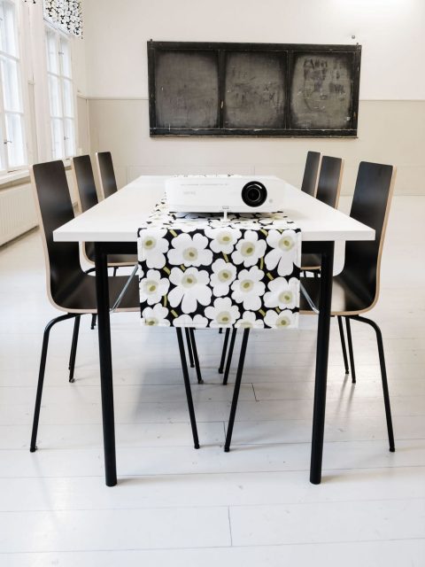 🏡 Vuokraa Kellahden kylätalo

Vuonna 1882 rakennettu entinen Kellahden kansakoulu tarjoaa tunnelmalliset puitteet monenlaisiin tilaisuuksiin.

Tilaa on remontoitu historiaa kunnioittaen, mutta varusteltu nykyaikaisesti.

Täällä järjestät leirit, perhejuhlat, kurssit, myyjäiset tai vaikka pikkujoulut. Myös etätyöt onnistuvat täällä! 

📍 Kellahden rantatie 23, 29570 Söörmarkku/ Kellahti (Pori) 

#kellahdenkylätalo