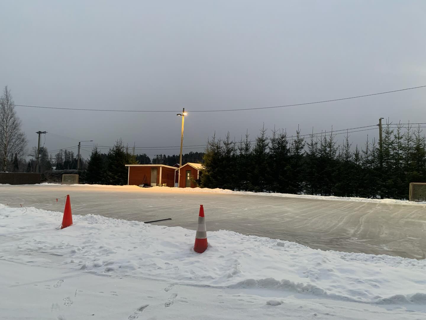 Kellahden avojää urheilukentällä on kunnossa.

Tervetuloa kaikki luistelemaan Kellahdelle!

Kellahden Kunnon talkoolaiset ovat jälleen ahkeroineet, jotta jää on kaikkien käytössä.

Kentällä riittää tekemistä myös Pokémon GO -pelaajille – alueella on useampi PokéStop sekä Pokémon-sali, joten luistelun lomassa voi hyvin pelata tai tulla paikalle myös pelin merkeissä.

Muistathan:

– pidetään paikka siistinä
– sammutetaan valot lähtiessä
– parkkipaikkoja löytyy jään laidalta, jätäthän kierrätyspisteen kävijöille tilaa

Haluaisitko mukaan Kellahden Kunnon jäädytystalkooremmiin?
Ota rohkeasti yhteyttä yksityisviestillä.

#kellahdenkunto #kellahti #luistelu #kellahdenkenttä