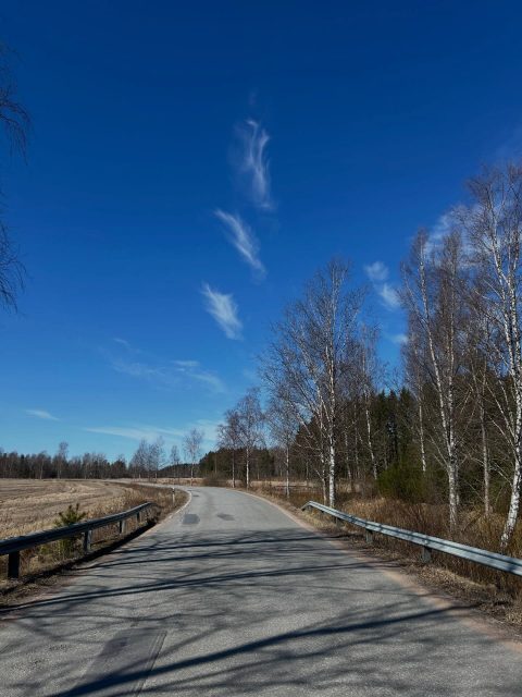 Kellahdentie keväisessä valossa ja pilven haitulat taivaalla ☁️

Tällaiset hetket muistuttavat pysähtymään, hengittämään ja nauttimaan kotikylän rauhasta 💛

Millaisia kevään merkkejä sinä olet huomannut omilla kulmillasi?

#kellahdentie #kevätpäivä #kylä #kellahti #kellahtikjällfjärd