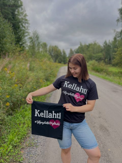 🌿 Ylpeydellä kylältä – ja nyt sen voi myös pukea päälle! 💚

Ja nyt sitä kyläylpeyttä saa myös näkyvästi mukaan arkeen:
👕 Kellahti T-paita 20€
👜 Kellahti-kassi 15€

Myynti alkaa 9.9. kylätalolla syyskauden avajaisissa.
Tule kokeilemaan, valitsemaan omasi ja näyttämään, mistä olet ylpeä. ❤️

Paitojen logo on osa Suomen Kylät ry:n Ylpeydellä kylästä -somehaastekampanjaa, jossa nostetaan esille Suomen kyliä ja kyläläisyyttä. @suomenkylat 

Ylpeydellä Kellahdelta. 💚

#ylpeydelläkylästä #kellahti