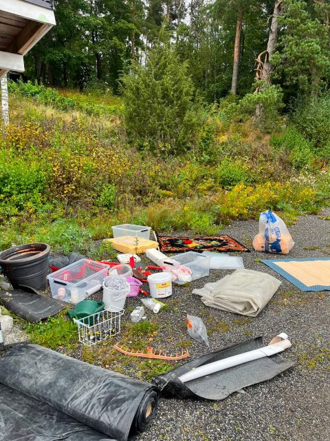🔥 NYT RIITTÄÄ!

Kellahden kierrätyspisteellä on viime aikoina ollut aivan liikaa sinne kuulumatonta tavaraa ja sotkua. Jätteitä jätetään vääriin paikkoihin ja meidän kaikkien yhteistä kierrätyspaikkaa joudutaan siivoamaan.

❗ Tämä ei ole kaatopaikka eikä kenenkään henkilökohtainen romuvarasto.

👉 Pyydämme nyt kaikkia kyläläisiä pitämään silmät auki ja seuraamaan, mitä kentällä tapahtuu ja ketä siellä liikkuu. Jos näet jotain epäilyttävää, ota mahdollisuuksien mukaan talteen aika, tuntomerkit ja esimerkiksi ajoneuvon rekisteritunnus ja ilmoita havainnosta kyläyhdistykselle, ympäristövalvontaan, poliisille, mihin vain kuuluukaan. 

📹 Kameravalvonta on myös tulossa, joten jatkossa kentän tapahtumia pystytään seuraamaan nykyistä paremmin.

📸 Lisäksi tulemme julkaisemaan somessa kuvia kierrätykseen kuulumattomista tavaroista, joita kentälle on jätetty. Ehkäpä joku tunnistaa vaikka oman olohuoneensa seinällä aikaisemmin komeilleen ryijyn… 😉

💚 Ja sitten positiivinen asia: kentällä on tällä hetkellä myös täysin ehjää ja käyttökelpoista tavaraa, joka ei todellakaan kuulu jätteeksi! Jos näet jotain itsellesi tarpeellista, saa hakea ja ottaa käyttöön. ♻️🙌

Mutta muistetaan: käyttökelpoinen tavara on eri asia kuin jäte. Rikkinäisiä, likaisia tai kierrätyspisteelle kuulumattomia tavaroita ei sinne saa jättää.

Nyt oikeasti järki käteen. Pidetään meidän yhteinen kierrätyspiste siistinä ja käytetään sitä niin kuin on tarkoitettu.

💛 Kellahti kuuluu kaikille, pidetään siitä yhdessä huolta! 

@keraamo_oy