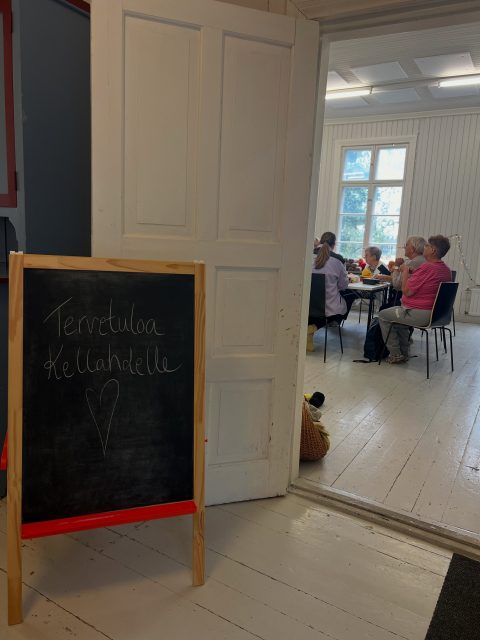 🍂 Tunnelmia syyskauden avauksesta kylätalolla! 🍂
Syyskauden avaukseen kylätalolle kokoontui 25 innokasta osallistujaa – taaperosta vanhempaan väkeen. ❤️
Illan aikana syntyi hyvää mieltä monella tapaa. Kudottiin lahjoituslangoilla hyväntekeväisyyteen, nautittiin kahvion antimista, tavattiin vanhoja tuttuja ja vaihdettiin kuulumisia sekä tavattiin uusia kasvoja! Samalla saatiin tutustua kylätalon tiloihin ja toimintaan.🧡
Mikä parasta, kylätalo täyttyi iloisesta puheensorinasta ja yhdessä tekemisen meiningistä. Tällaisista hetkistä syntyy yhteisöllisyys!🥰
Kiitos kaikille mukana olleille – tästä on mukava jatkaa kohti syksyn uusia kohtaamisia!🍁✨
@kylatalotkayttoon
#kellahti #hyväntekeväisyys #syyskaudenavajaiset #kellahdenkyläyhdistys #kellahdenkylätalo