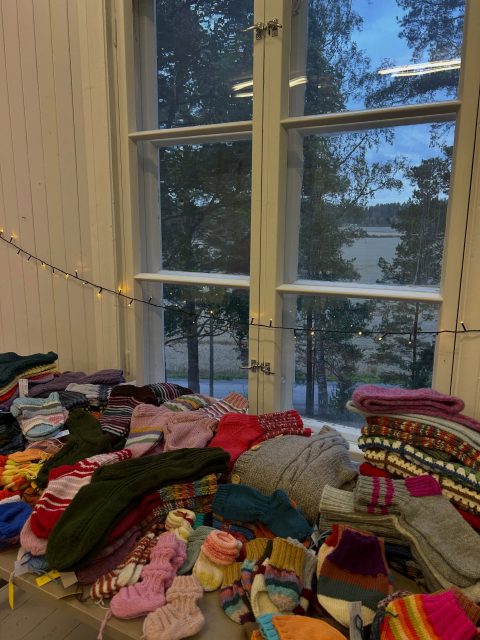 🧶💛 Kiitos ihanasta neuleretriittipäivästä!
Tänään Kellahden kylätalolla neulottiin, juteltiin, naurettiin ja tehtiin yhdessä hyvää. Oli ilo huomata, miten nopeasti ihmiset löysivät juttuseuraa toisistaan- yhteinen harrastus yhdisti heti. ❤️
Päivä oli täynnä hyvää tunnelmaa, kohtaamisia ja tietenkin silmukoita. Ja mikä parasta, päivän aikana valmistui taas hyväntekeväisyyteen meneviä neuleita. 🧦💕
Iso kiitos kaikille osallistuneille, vapaaehtoisille, langan lahjoittajille ja tapahtumaa muuten tukeneille! Te teitte päivästä juuri sellaisen kuin toivoimme. 🥰
Ja koska palautetta tuli jo päivän aikana siihen malliin… 😉
Katsotaan, josko vuoden alkuun järjestettäisiin uusi neuleretriitti, ehkä tällä kertaa avantosaunan kera! 🧶🧖♀️❄️
🧶 Ja mitä saatiinkaan aikaan!
Tällä hetkellä kasassa on jo yhteensä 134 neuletta! 😍🧦
Neuleet pääsevät vielä tämän vuoden aikana ilahduttamaan saajia @asunnottomienyopori , @sata_satasairaalan aikuisten teho ja valvontaan, @sataolka sekä @sata_synnytyslapsetnaiset kautta. ❤️
Ja tämä ei suinkaan ollut tässä, lisää neuleita on vielä tulossa! 🧶💛
Jokainen silmukka merkitsee ❤️
#kellahdenkyläyhdistys #kellahtikjällfjärd #kellahdenkylätalo @satakylat @kylatalotkayttoon @sunseutu
Kiitos myös @ravintolapikkux !