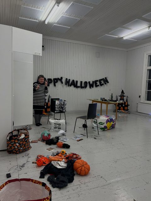 🎃👻 Täällä Kellahdella on jo kurpitsajuhlatouhut täydessä vauhdissa!

Tänään aloiteltiin koristelut lauantain kurpitsajuhlia varten, ja taitaa olla niin, että kellahden kyläyhdistyksen hallituksen jäsenistä ja kylän talkoolaisista on kuoriutunut varsinaisia halloween-, kekri- ja kurpitsajuhlatouhottajia! 😂🎃

Kun päästään yhdessä tekemään, syntyy kaikenlaista- ja samalla nauretaan, ideoidaan ja virittäydytään juhlatunnelmaan.

Iso kiitos kaikille tänään paikalla olleille talkoolaisille! 🧡 Ilman teitä ei syntyisi tällaista yhteistä iloa ja tekemisen meininkiä.

Ps. ne popparit oli muuten ihan sika hyviä! 🍿😂 Kannattaa tulla lauantaina testaamaan itsekin!

Pps. ISO KIITOS myös @kellahdenkartano sponsoroinneista sekä tämän iltaisesta avusta! Kurpitsajuhlien jälkeen kannattaakin suunnata Kartanolle herkuttelemaan lisää! 

🎃 Kurpitsajuhlat lauantaina 31.10. klo 14–17
📍 Kellahden kylätalolla, Kellahden rantatie 23

Luvassa koko perheen ohjelmaa, herkkuja ja sopivasti halloween-jännitystä. 

Tervetuloa mukaan!

#kellahti #kellahdenkylätalo #kellahdenkyläyhdistys #visitkellahti